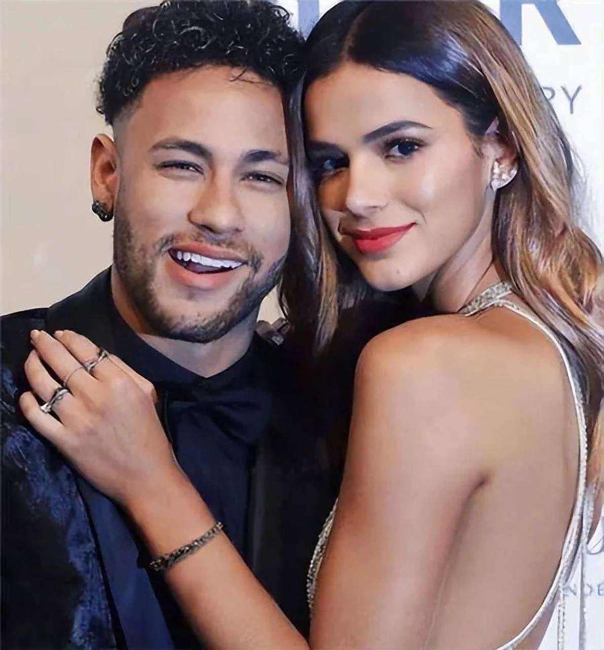 内马尔的女友布鲁娜-比安卡迪很漂亮