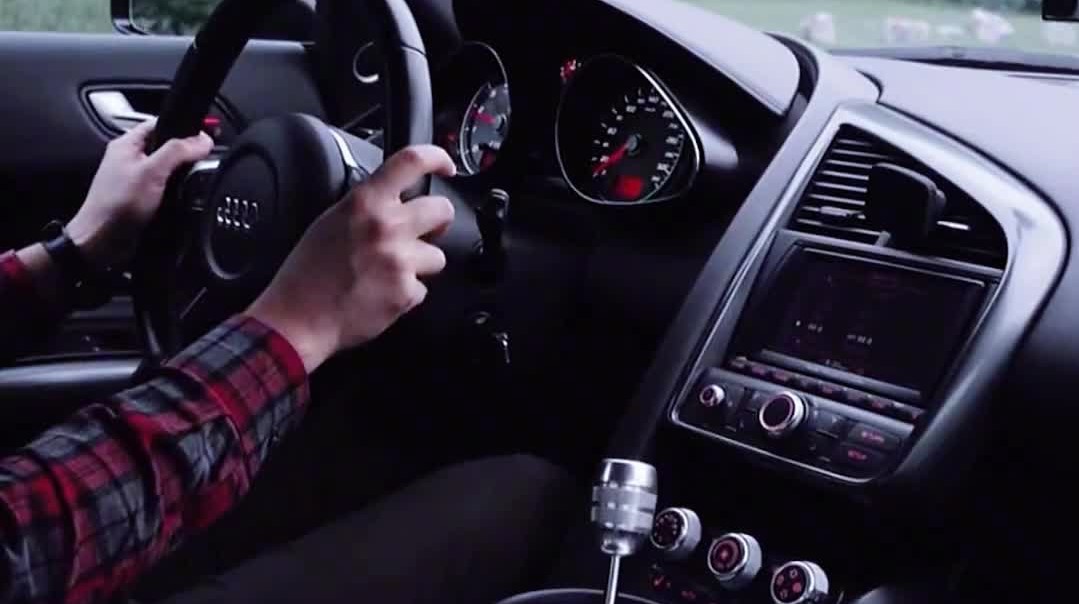 奥迪r8手动挡版本,这换挡很丝滑,真男人开手动挡!-度小视