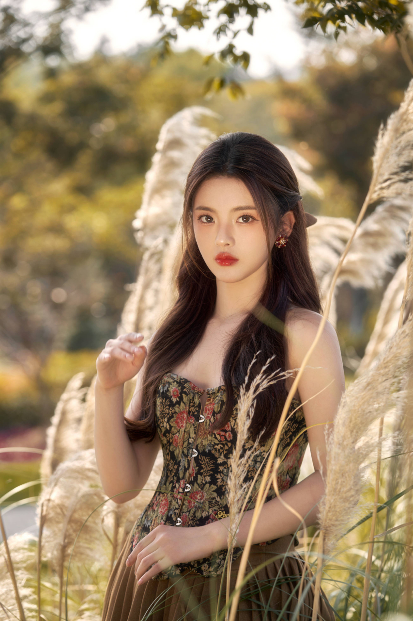 杨超越最新美照,尽显可爱.