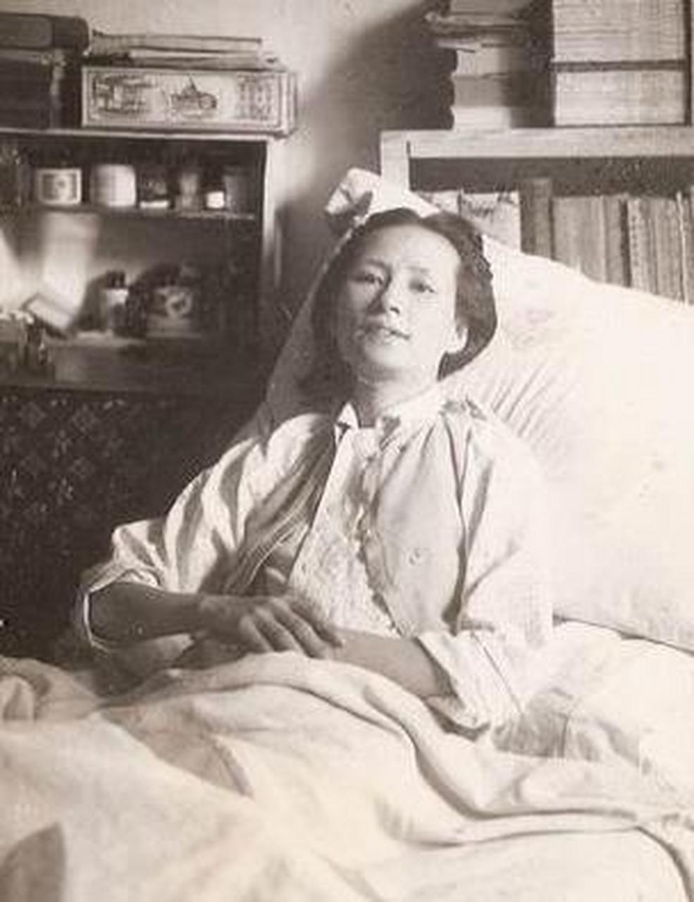 人到中年卧病在床的民国女神林徽因,照片中林徽因躺在床上休息,由于肺