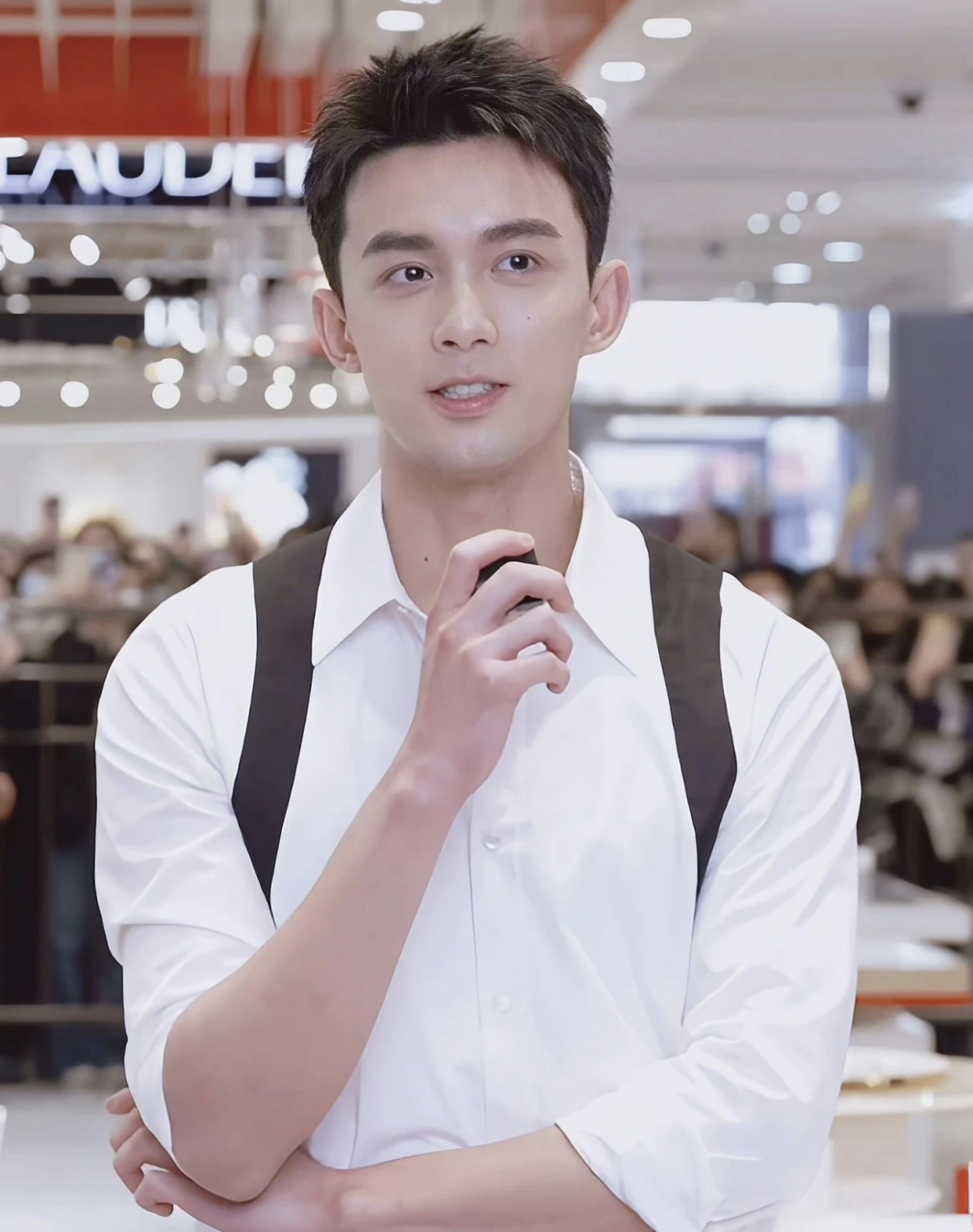 吴磊空降杭州银泰 现场生图绝了 请把这身制服焊在身上好吗!