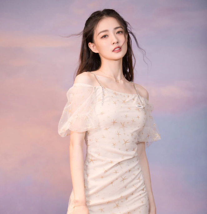 "背景强大"徐璐:20岁身家上亿并获中尉军衔,却被质疑数字小姐