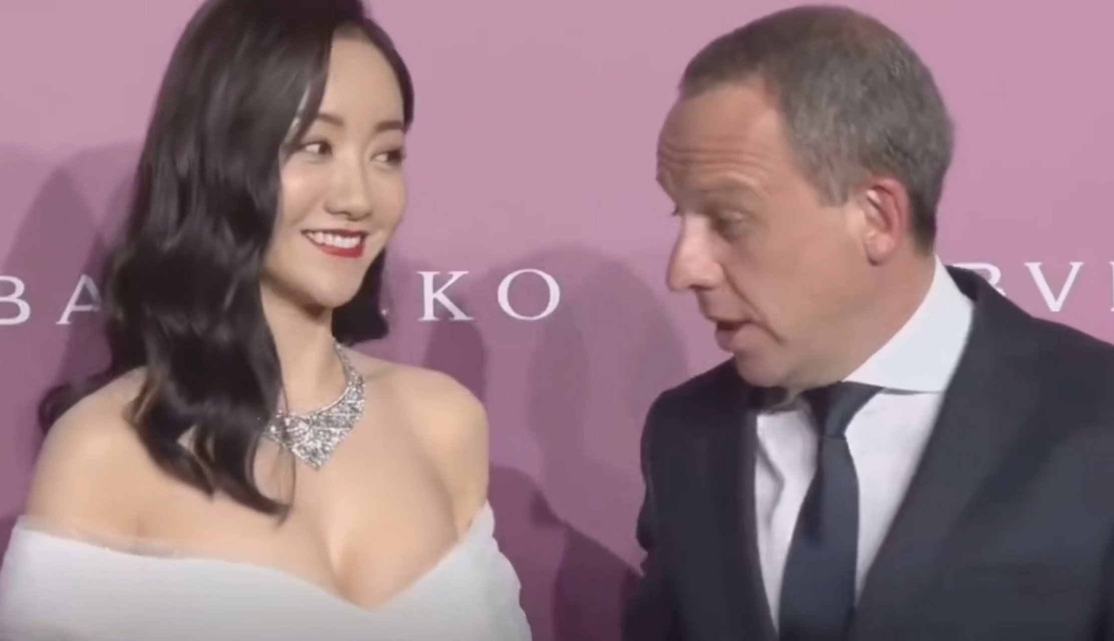 杨蓉一身白裙出席活动,老外眼睛都看直了