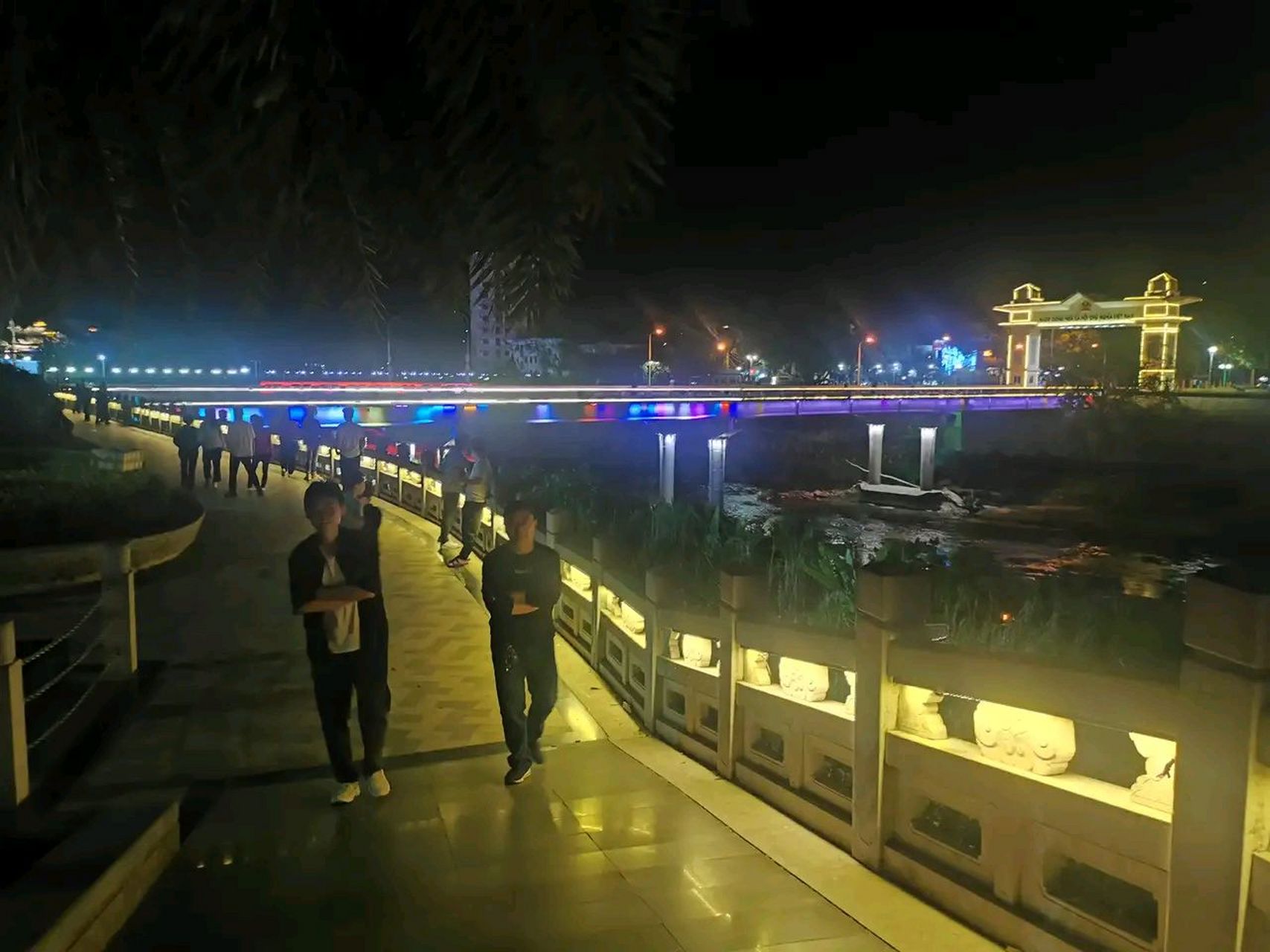 夜晚到河边观赏两岸风景,中方河边是美丽的滨江大道,大道道路揩阔