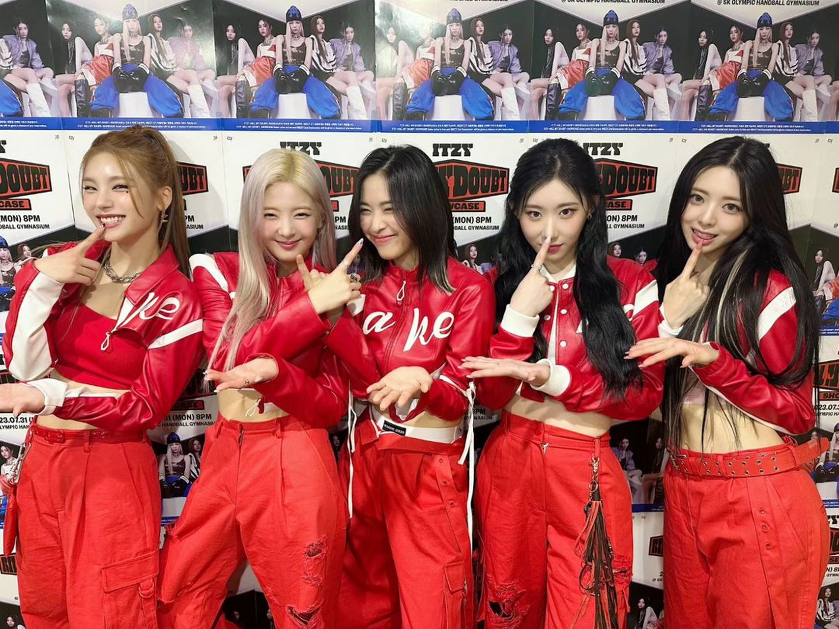 itzy成员合影. itzy  kill my doubt> showcase.