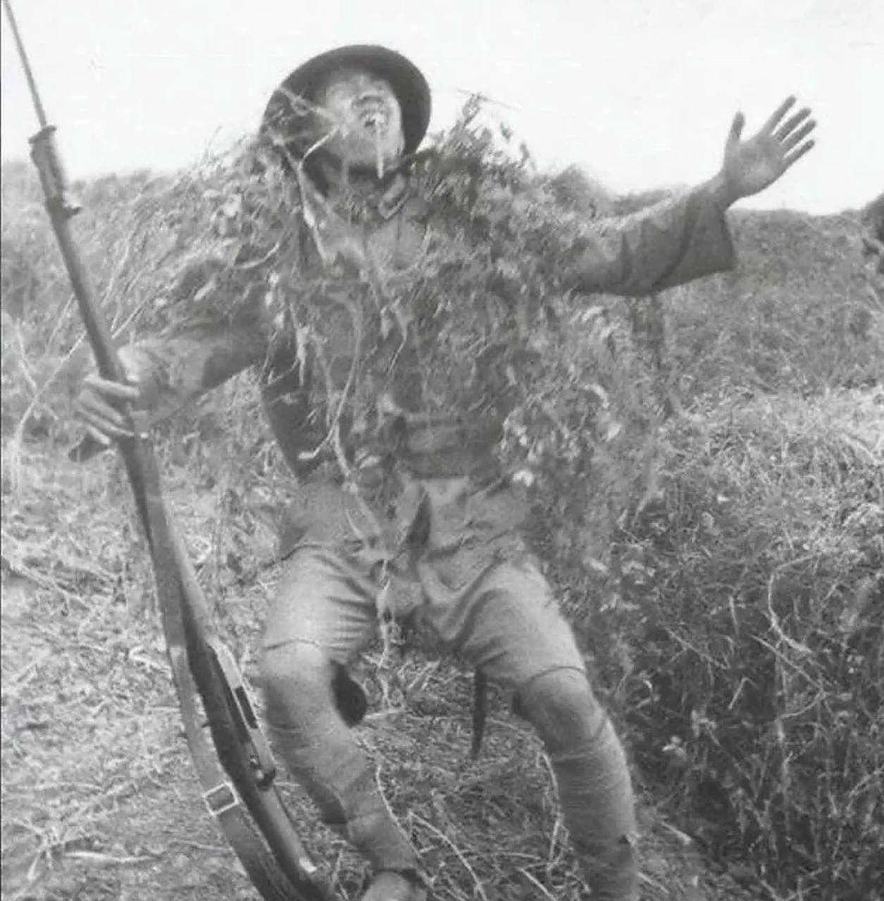 1939年抗战时期,抗日守军战士朱文海中弹的瞬间.