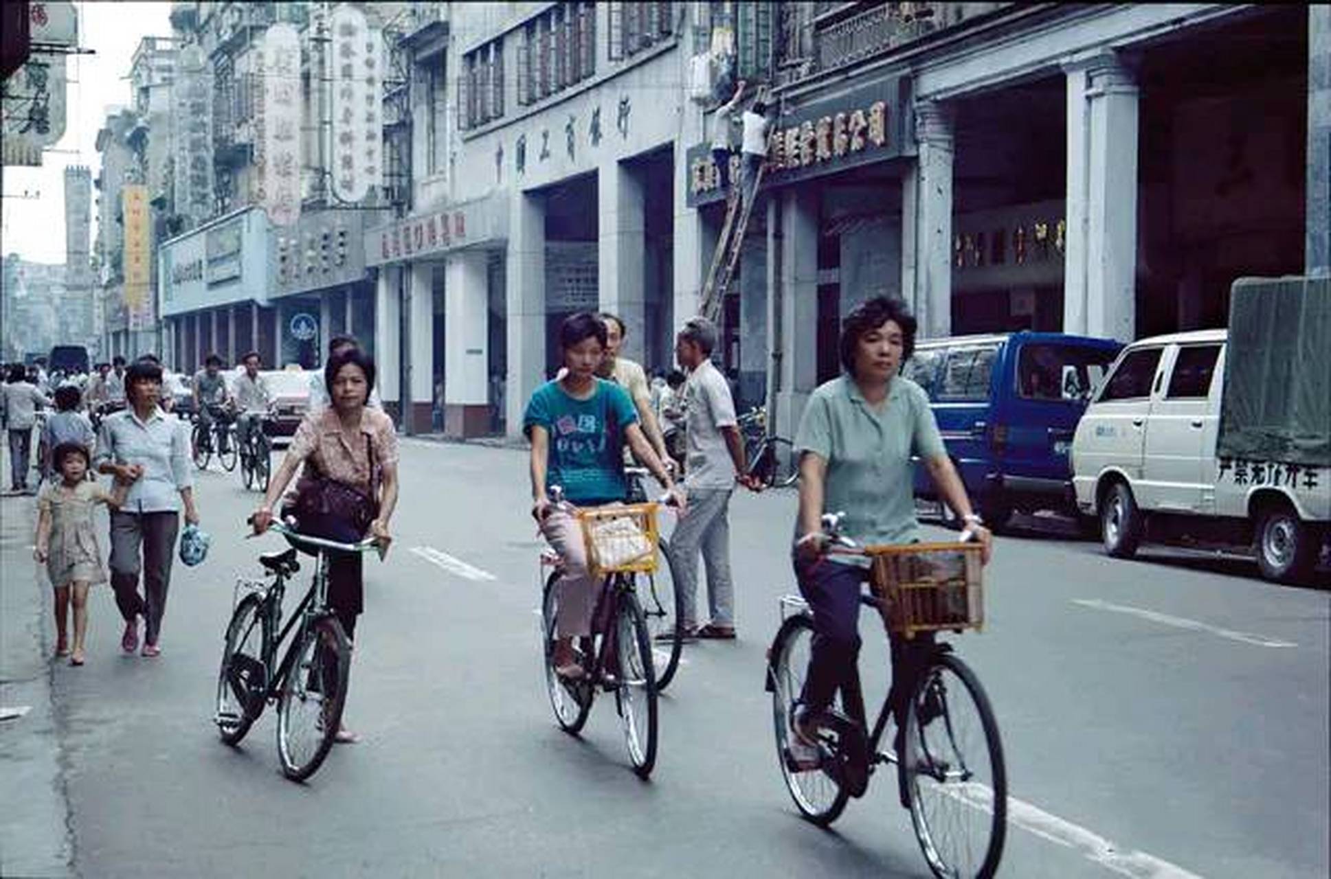 1986年的广州街景,当时的大街上的行人大多都骑着自行车.