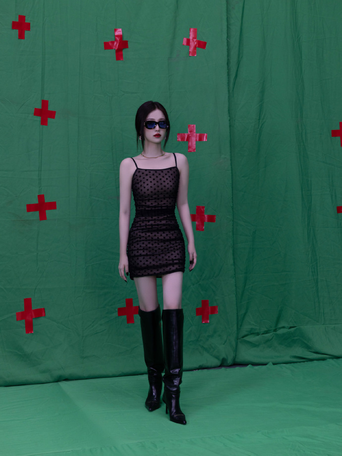 组图：虞书欣黑金AI风造型写真释出 着紧身吊带裙演绎异次空间感第7张图片