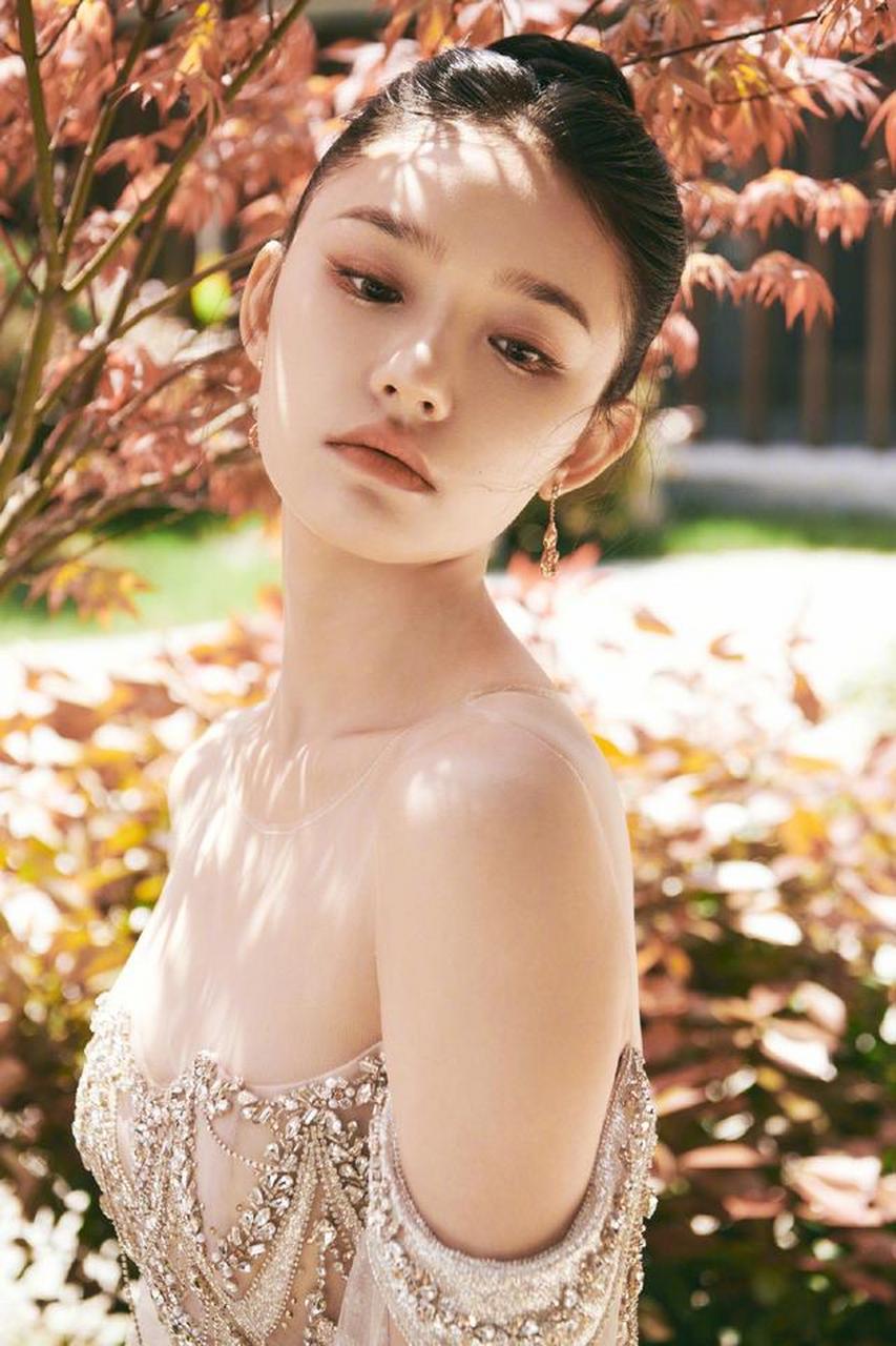 女星林允身穿抹胸半透肉色长裙,披纱幻化成翅膀,熠熠生辉!