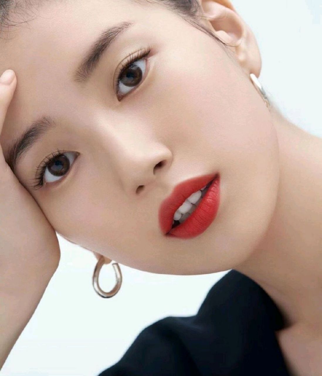 26岁"国民初恋"秀智最新广告,太美了吧 裴秀智最近彩妆广告代言图,不