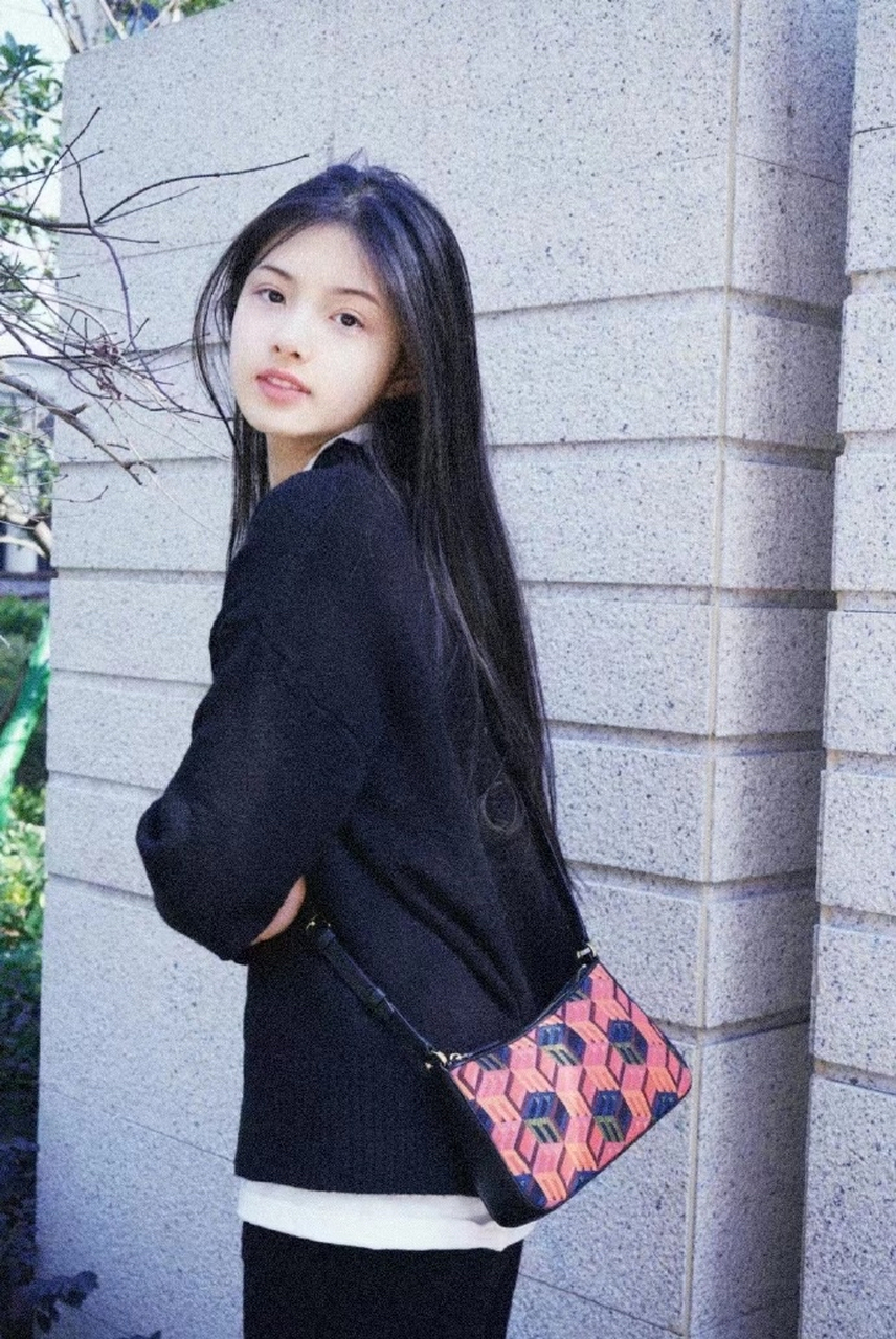 童星艾米:15岁却已出道9年.一年露脸4部剧,有颜值又有演技