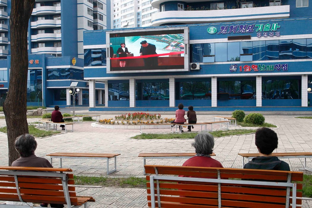 朝鲜领导人金正恩上月出现在首都平壤的屏幕上。