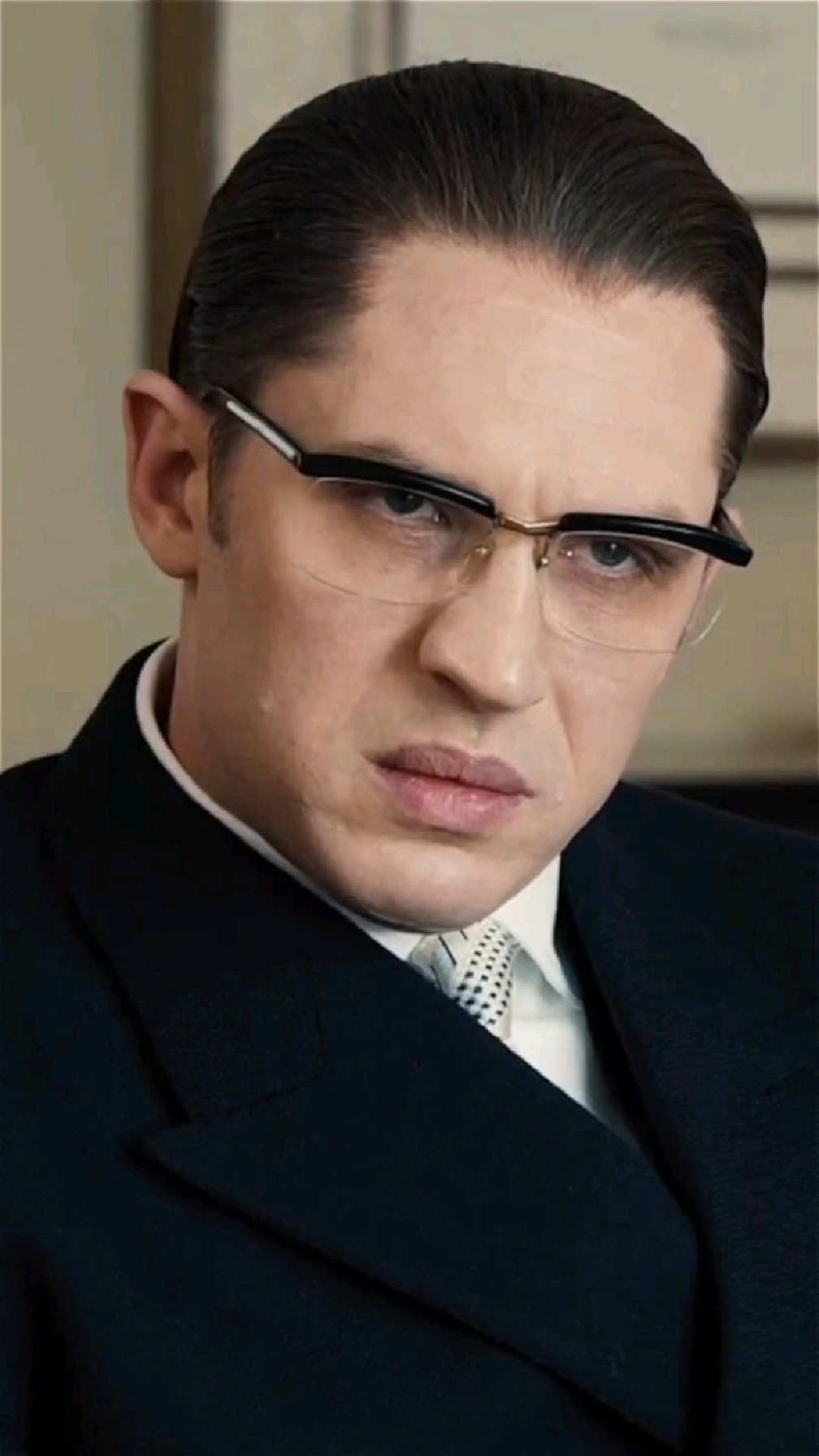 汤姆哈迪,最喜欢的西装暴徒-度小视