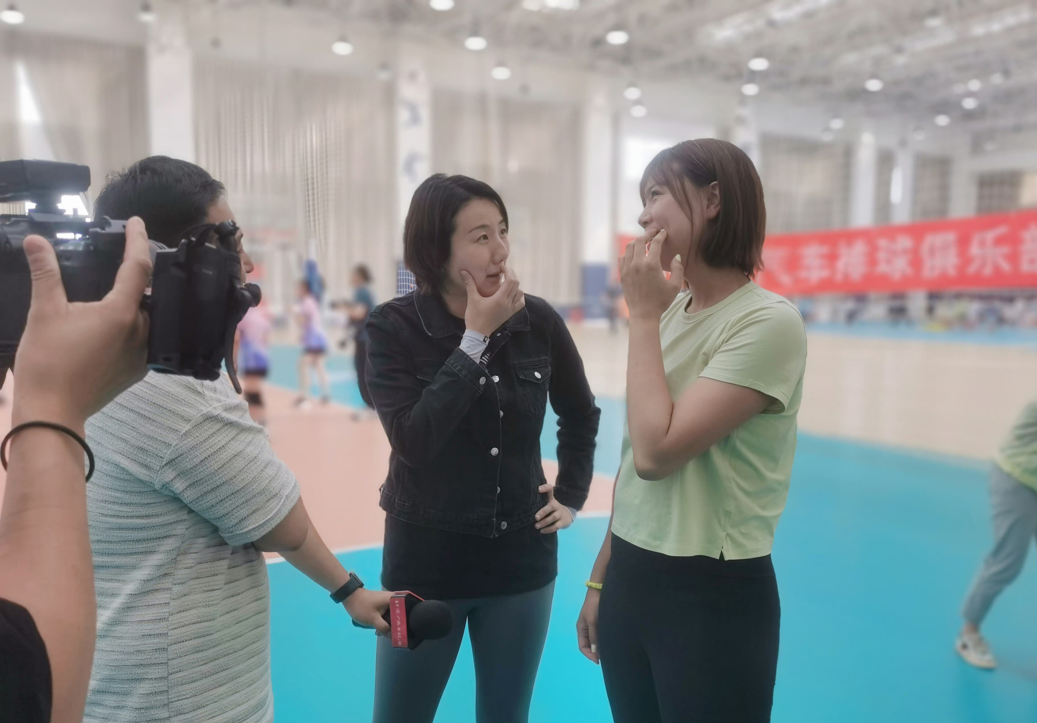 曾春蕾沈静思罕见合影,34岁身材发福,丈夫开民办学校两地分居