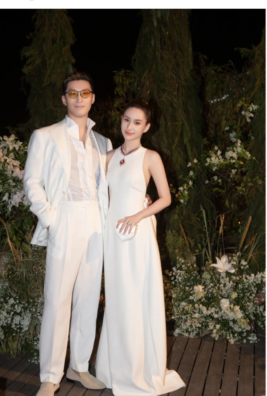 何超莲婚礼这件小众品牌礼服,配上红宝石项链和手链,竟然比她的vreo