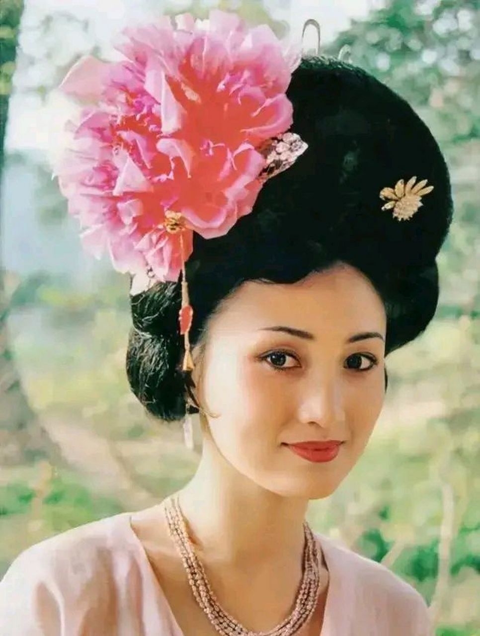美女林芳兵,个人认为是最像杨玉环的大明星,演技也非常好——唯有牡丹