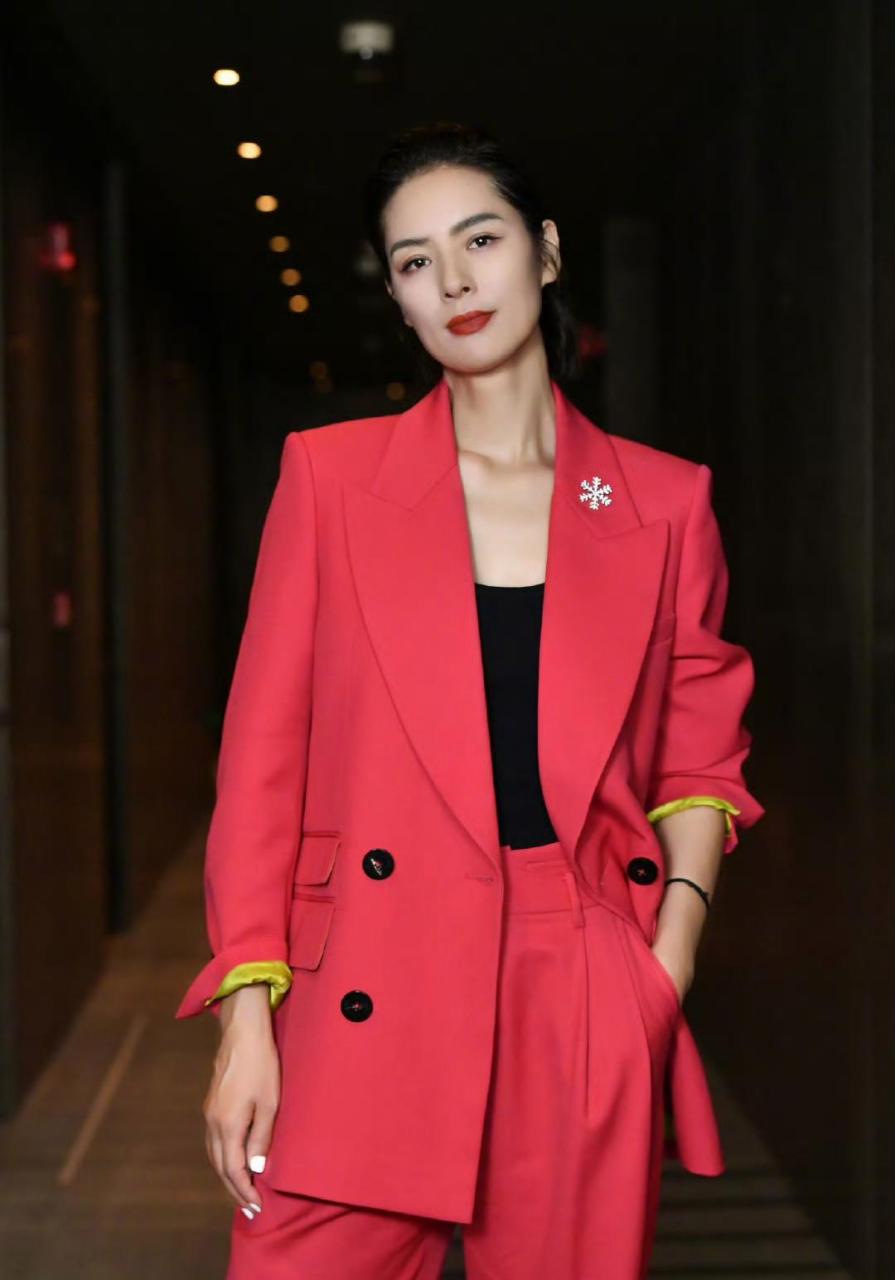 马艳丽的红色西装套装写真,随性不羁,英姿飒爽!