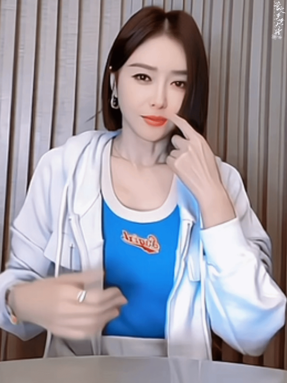 秦岚直播压到了 67[亲吻]