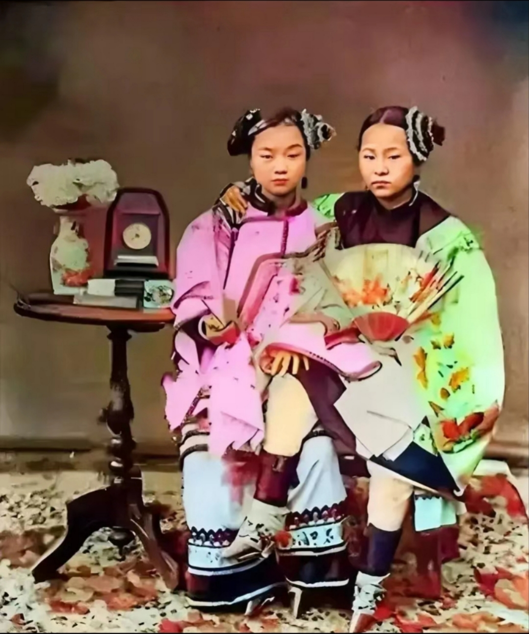 晚清老照片,两位花枝招展的青楼女子合影,她们身穿颜色鲜艳的衣服,裹