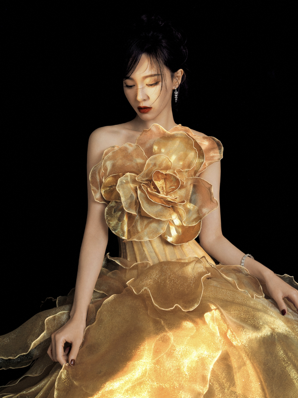 唐嫣星光大赏红毯造型美得太突出了,一袭鎏金繁花公主裙,连裙摆都是