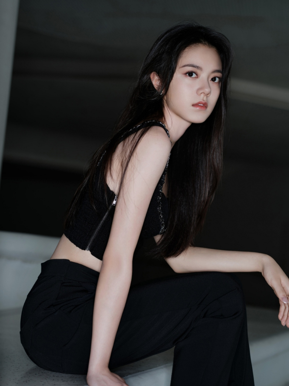 赵今麦的五官很精致立体,浓颜长相淡颜气质,明艳又带点幼态.