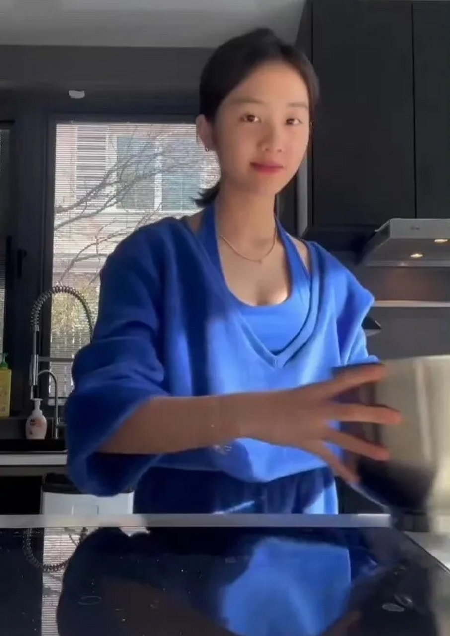 黄多多发育还挺好,17岁身材越发凹凸有致,穿低胸背心又纯又欲 娱乐圈