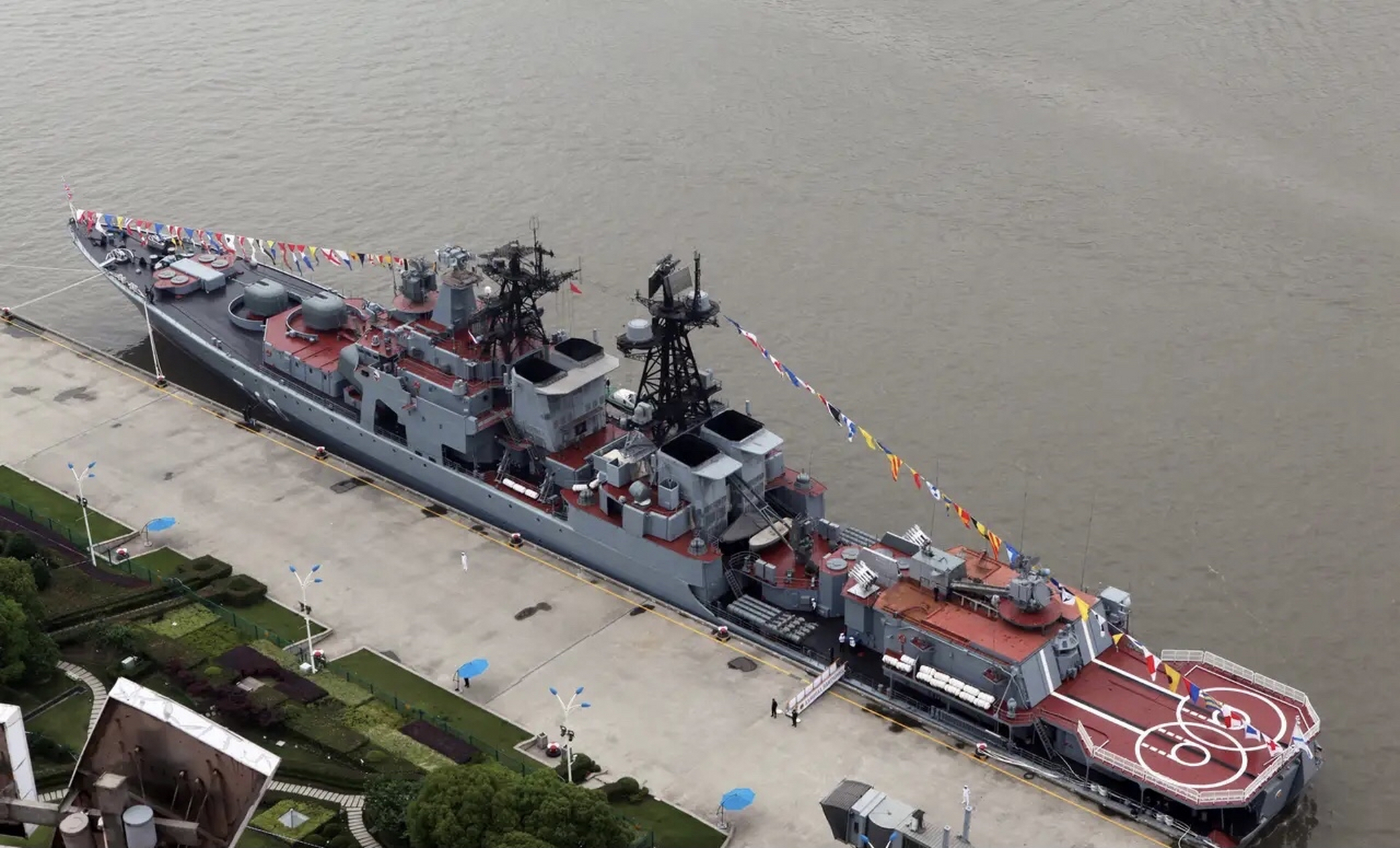 能够在这个角度俯拍"潘捷列耶夫海军上将"号大型反潜舰,应该是唯一一