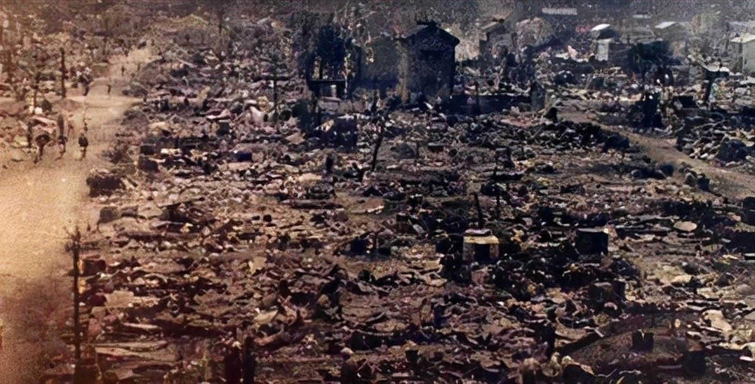 1945年3月9日夜间 ,美军334架b29轰炸机从关岛起飞 直扑东京 ,将两千