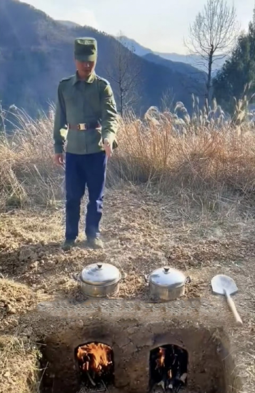 上世纪我军战士挖掘的野外无烟灶,可以保证一百米外不见火