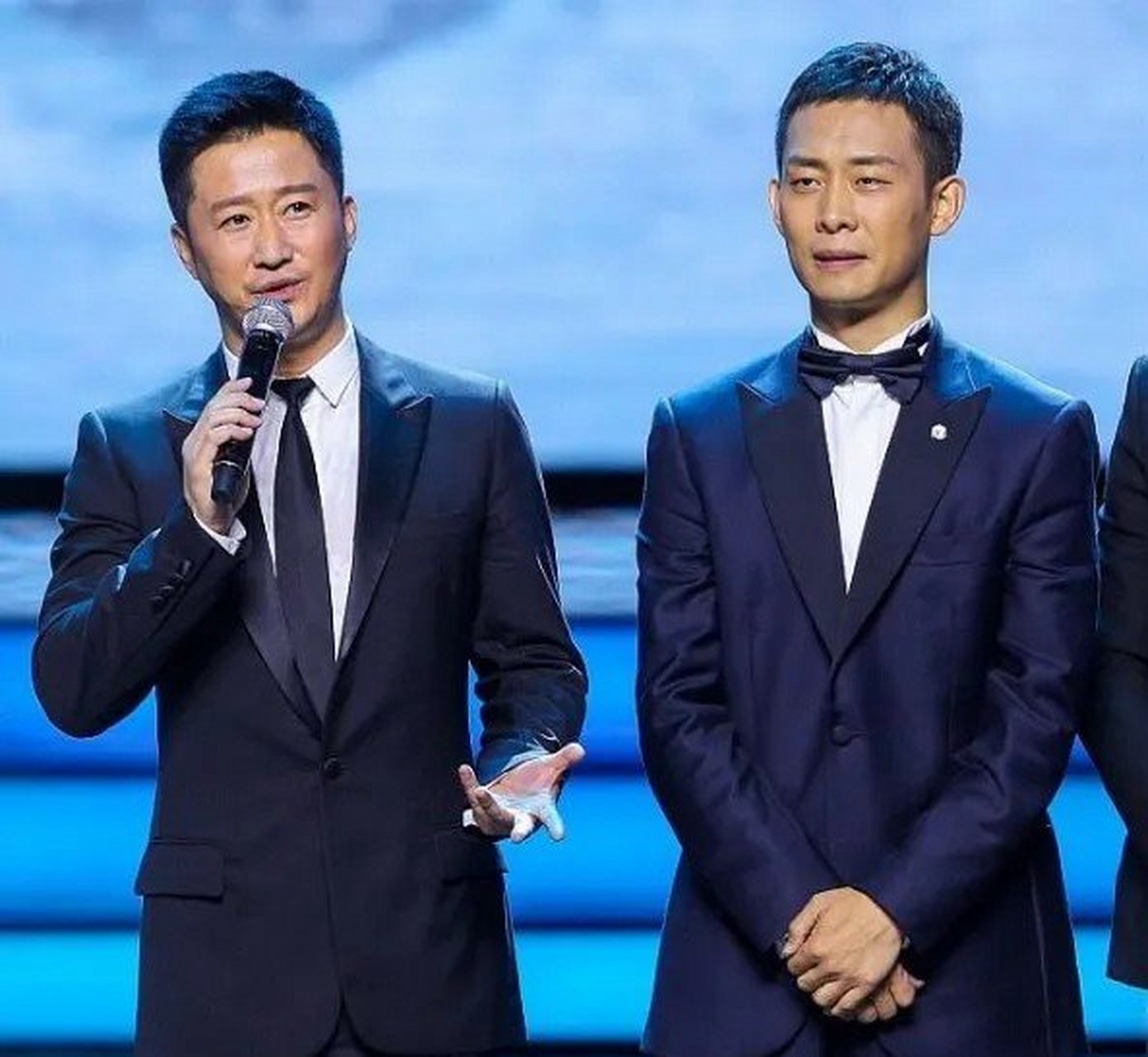 令人意外的是,张译直接在吴京的评论区现场邀请吴京合作,并为两人取好