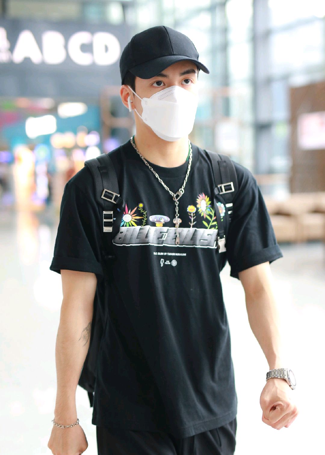 曾舜晞现身机场.他全黑look秒变酷boy,背双肩包走路乖巧不失帅气