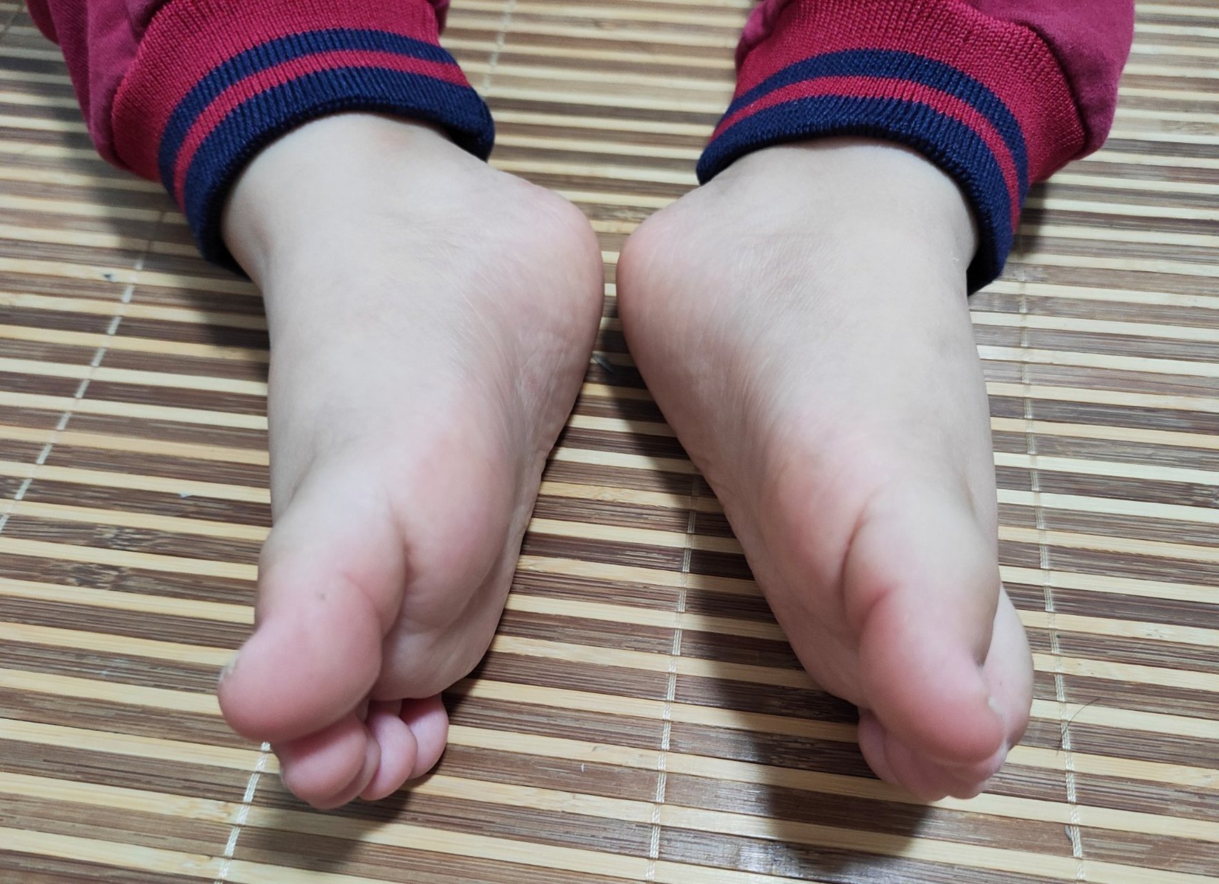 宝贝两岁不到,脚却奇臭无比,遗传了爸爸,就是抱着他就能闻到脚臭的酸