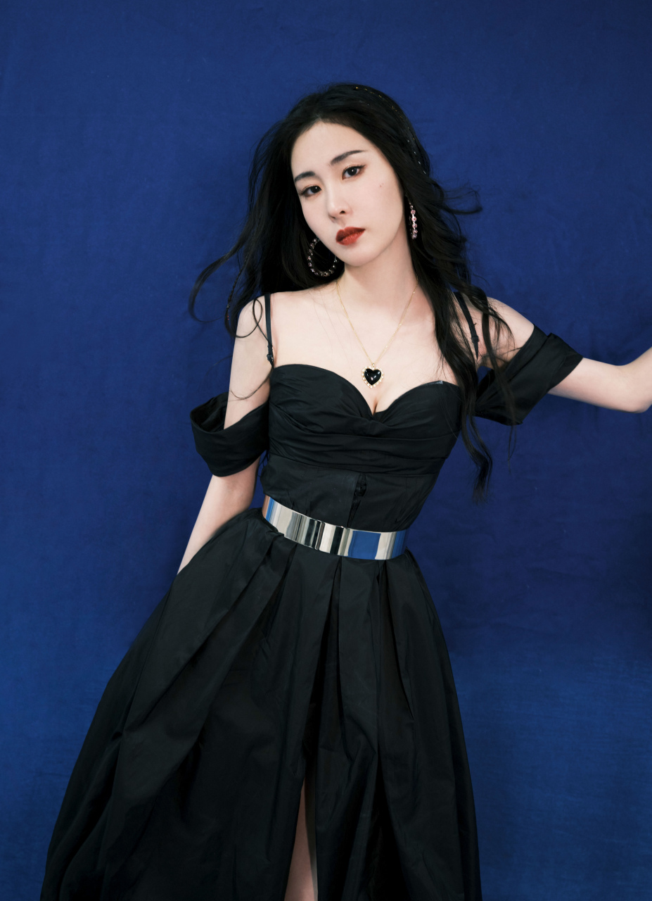 张碧晨# 不仅歌唱的好听,生娃后身材也挺好[鲜花][鲜花][鲜花]#美 