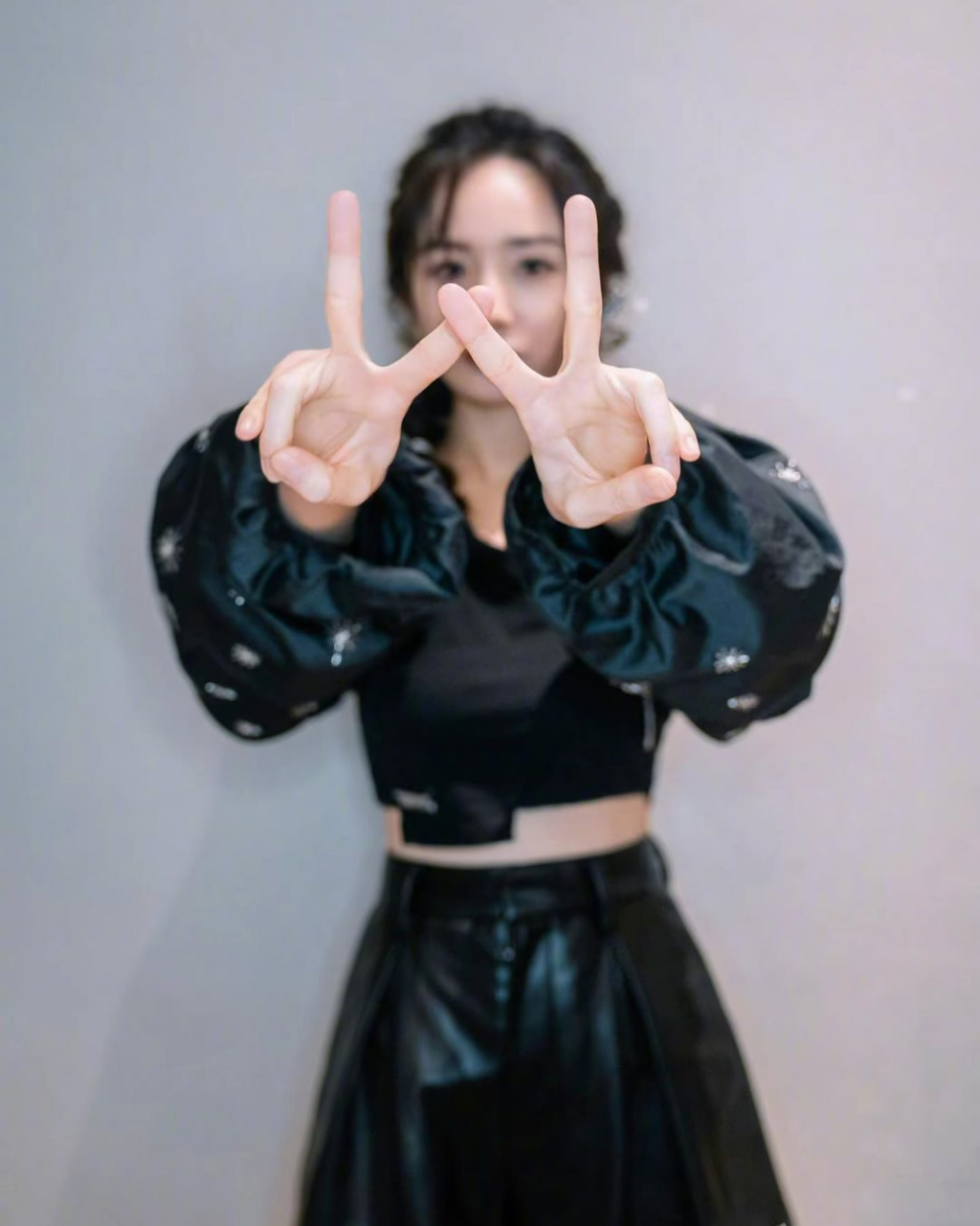 杨幂的卖萌嘟嘟嘴剪刀手"六连拍",元气活力满满,美成少女