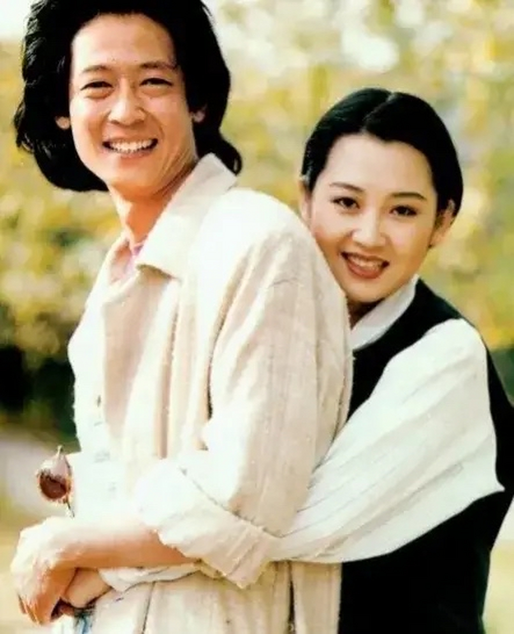 一天深夜,正熟睡的王志文被陈坚红摇醒:"亲爱的我怀孕了!我们结婚吧!