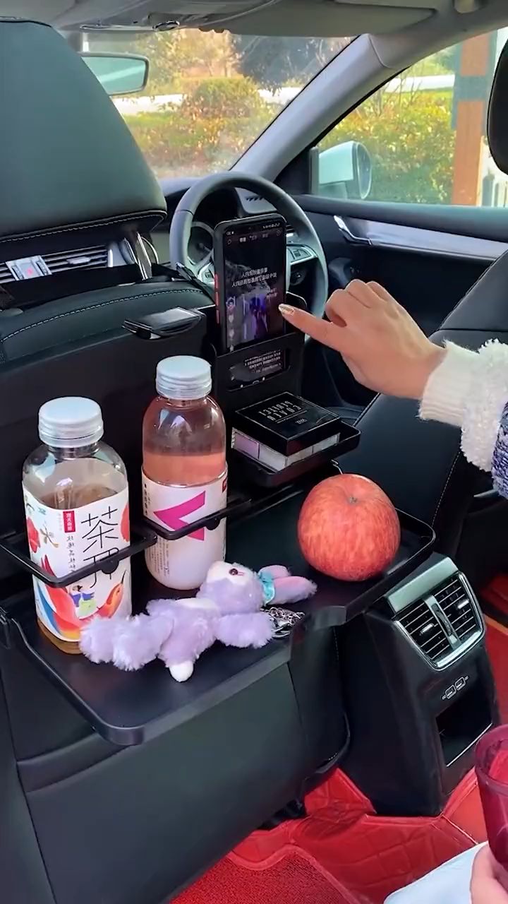 车上还得有这么个小桌板,出门放个水杯,放个宝宝零食都可以-度小视