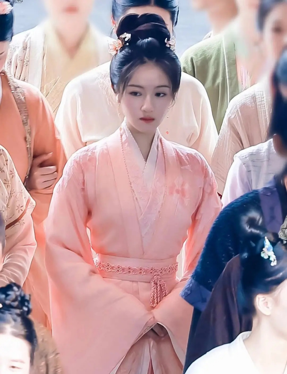 电视剧《流水迢迢》新的路透来啦,李兰迪一身粉色衣服,大家闺秀,而