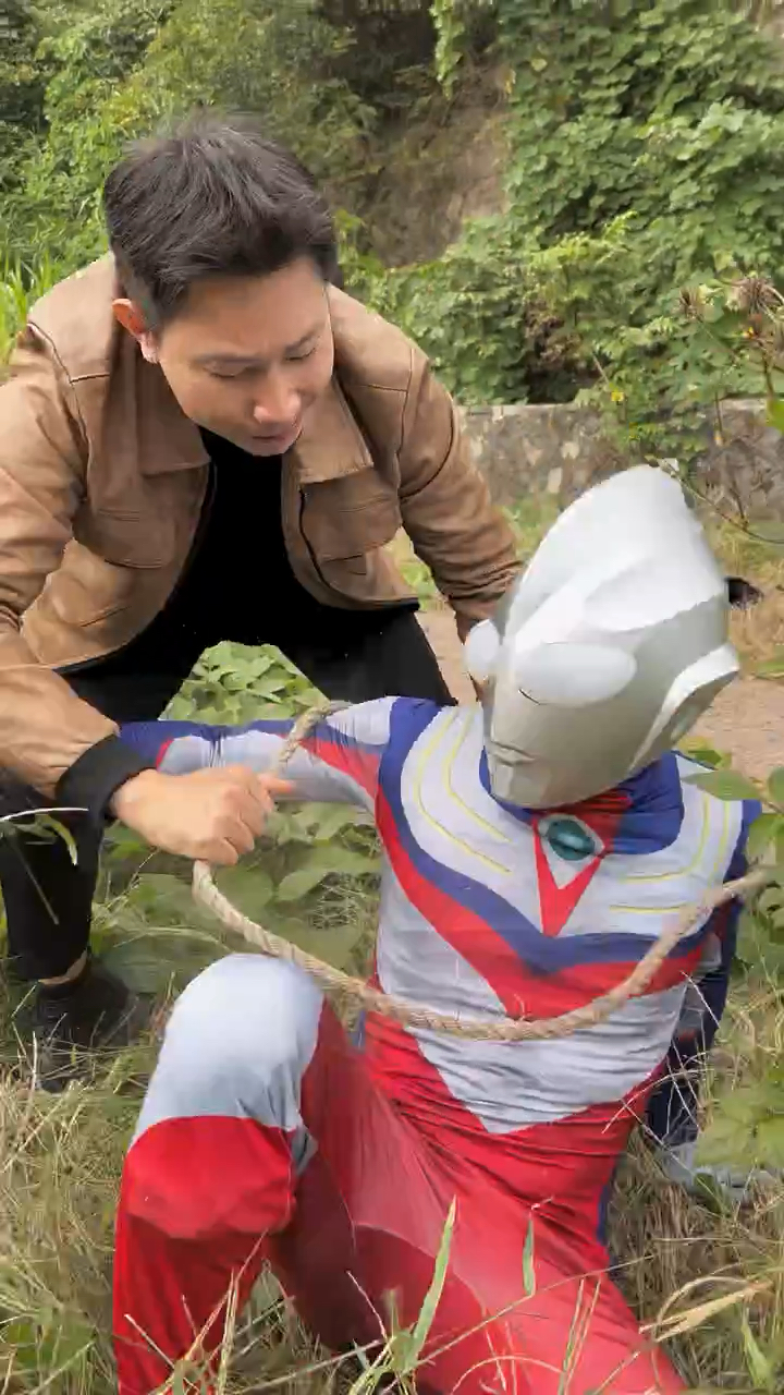 奥特曼被坏人抓起来了 还好迪迦聪明