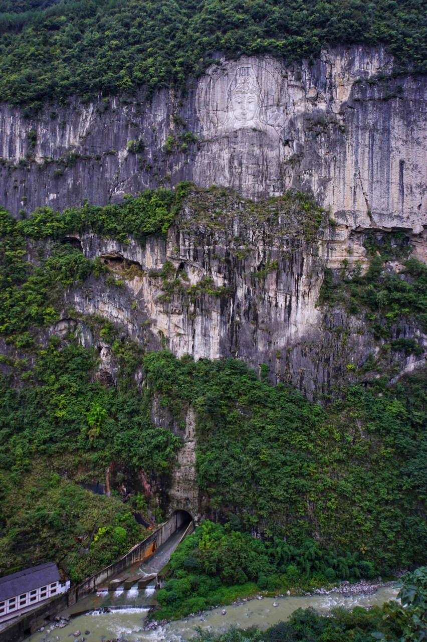 黔江城市大峡谷是一个令人叹为观止的自然景观,位于重庆市黔江区,是一