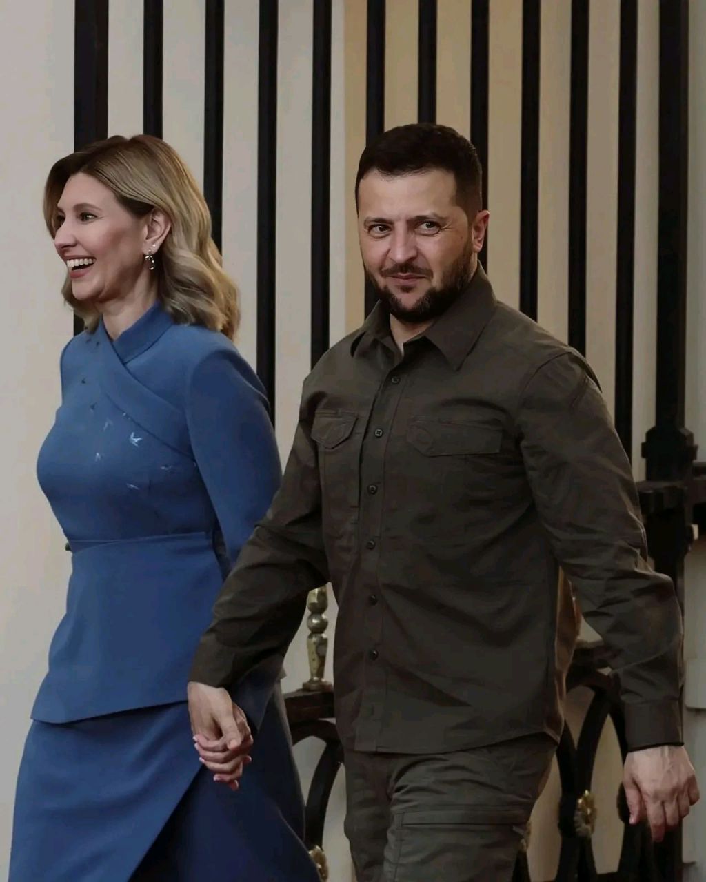 7月11日的北约峰会晚宴上,乌克兰总统泽连斯基和夫人欧琳娜闪耀亮相