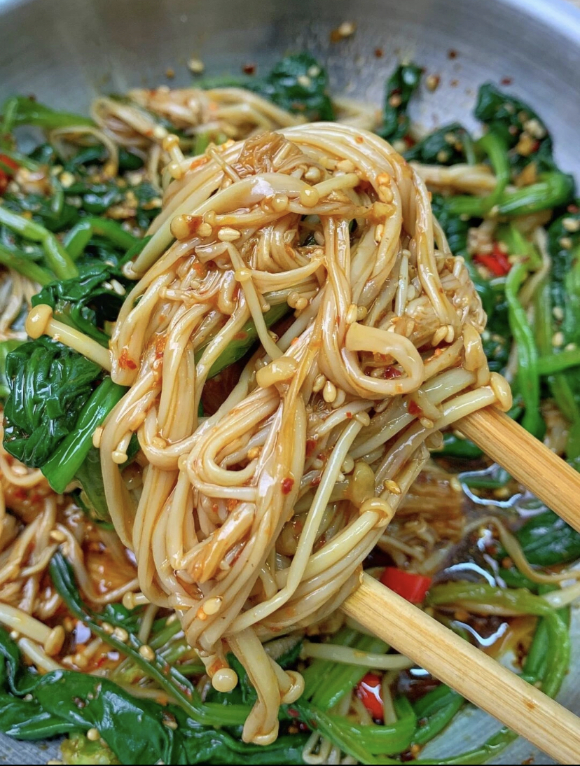 超简单的凉拌金针菇教程,一次能吃三碗饭