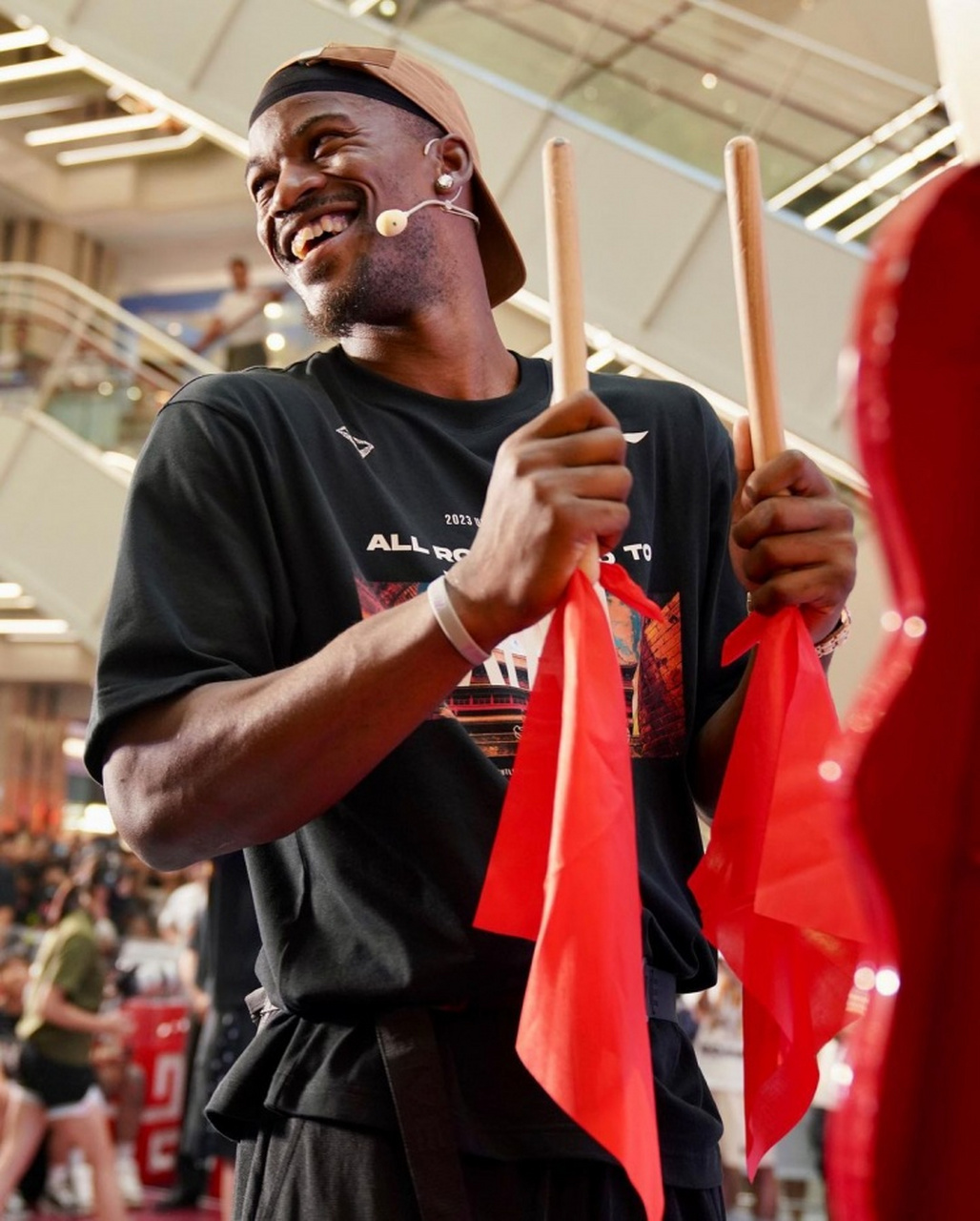 梦想照进现实,当nba遇上村ba,巴特勒中国行现身贵州村ba!