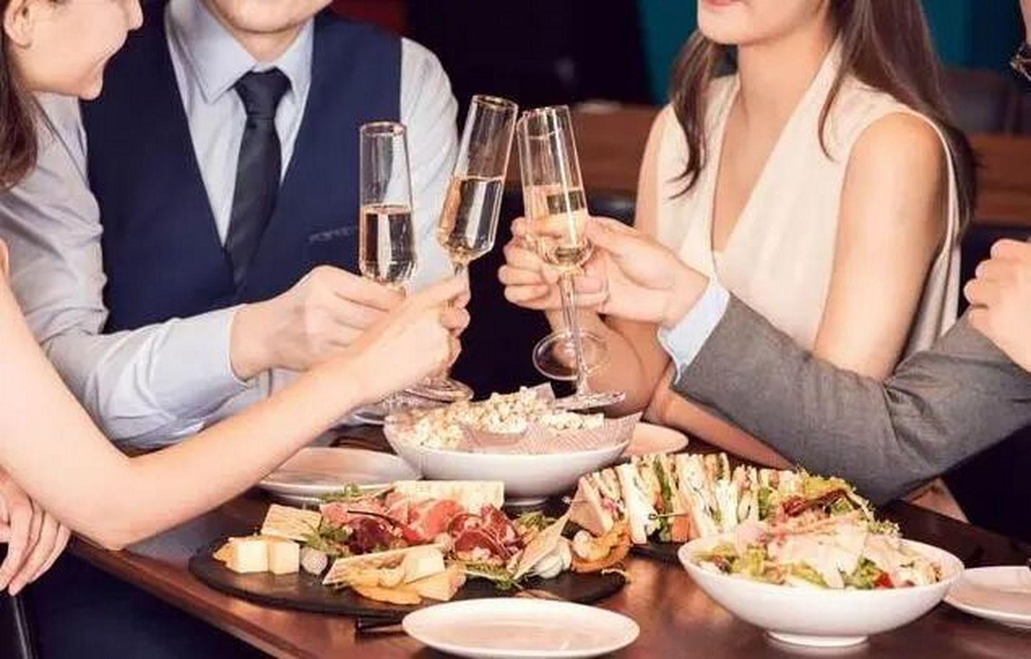 不管男女,上了酒桌都要注意,别轻易犯这3个忌讳   忌讳1:给人敬酒漏敬