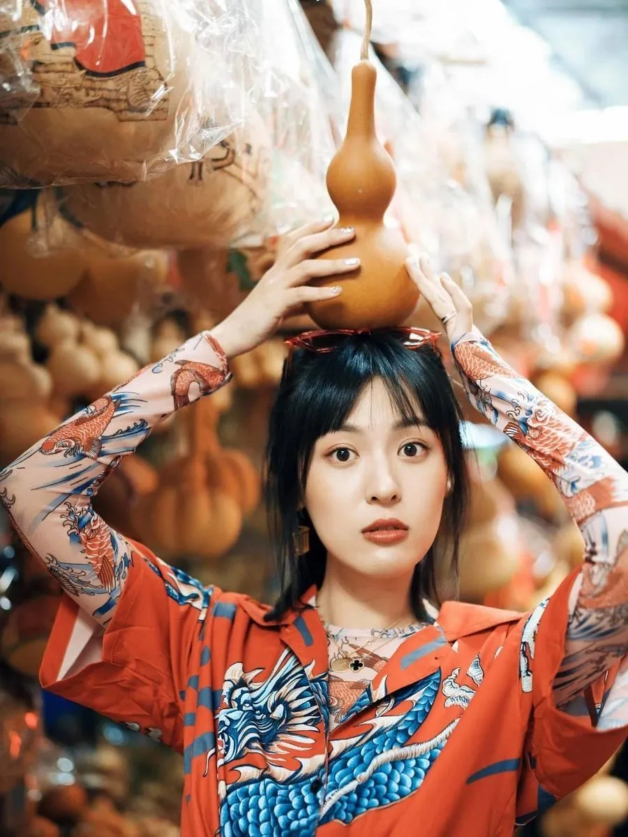 她被赞"男神收割机",28岁官宣嫁给幼儿园同学,网友:真甜!