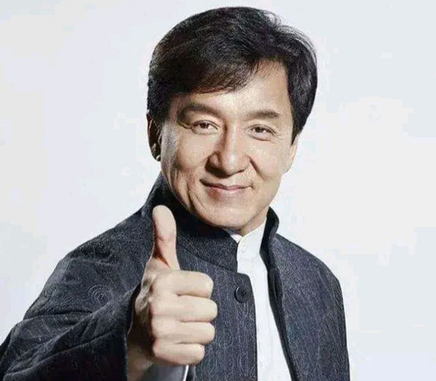 成龙带着王祖贤到澳门游玩,输的底朝天后恼羞成怒,砸了场子,崩牙驹说