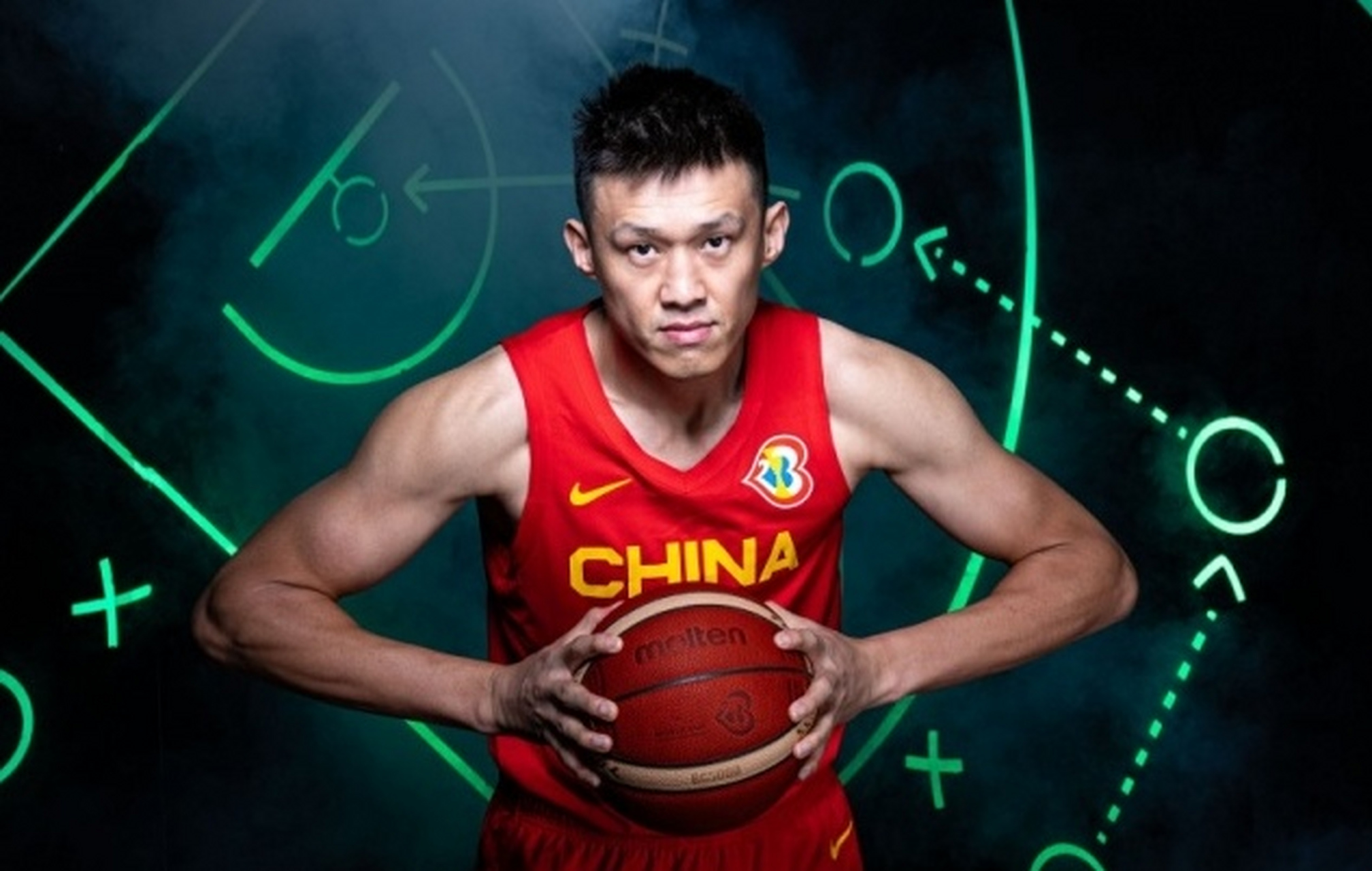 这个夏天中国男篮热身赛,周鹏表现并不好,但他依旧出现在最后的12人