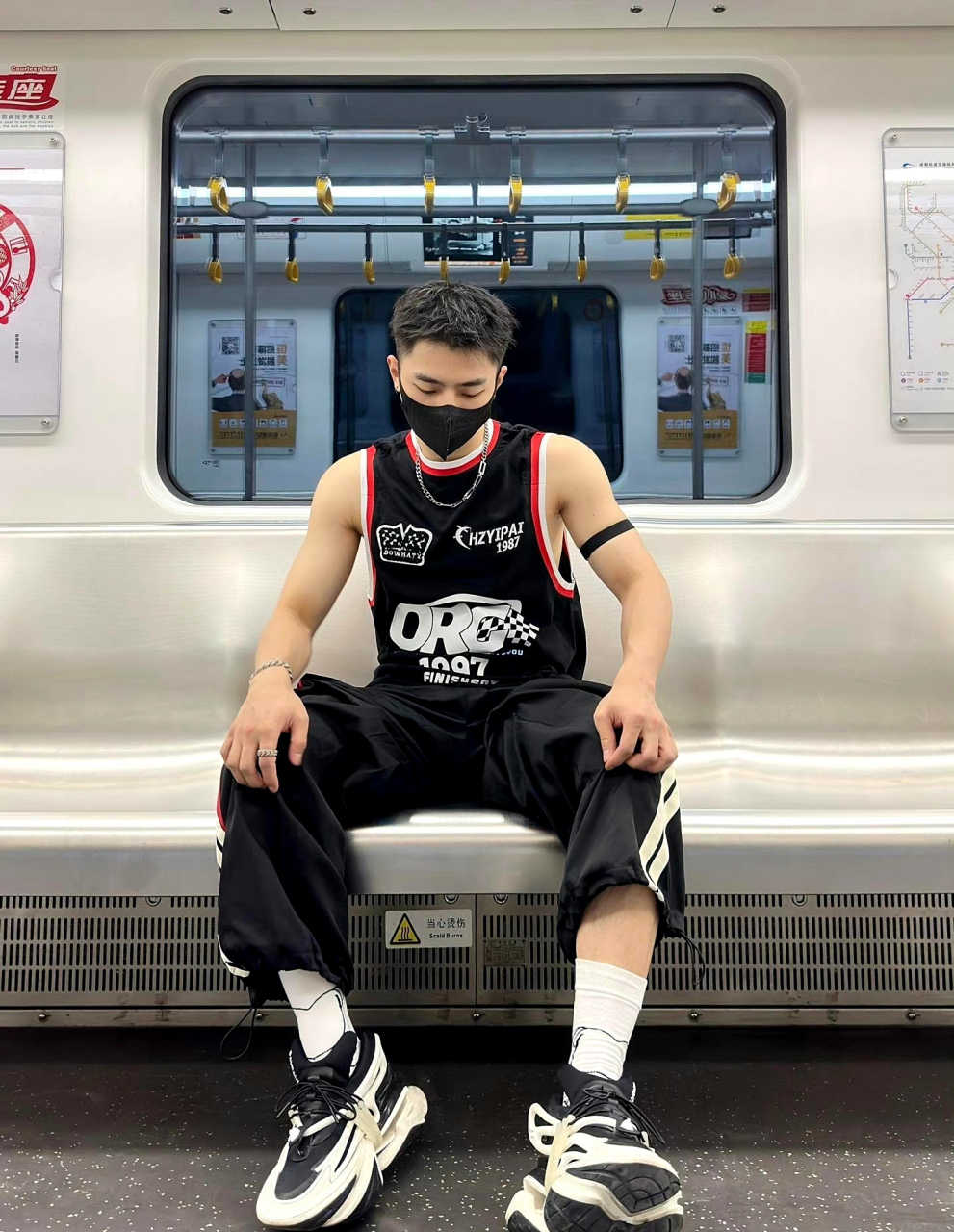 地铁抓拍帅哥,白净帅气惹人爱#帅哥