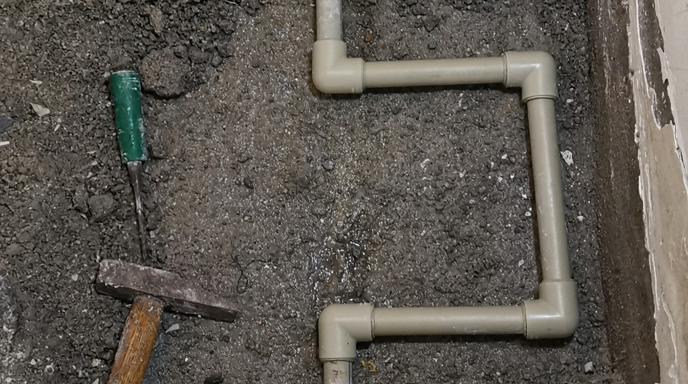 师傅接这水管,明明可以走直线,这里为什么偏要拐个弯呢?