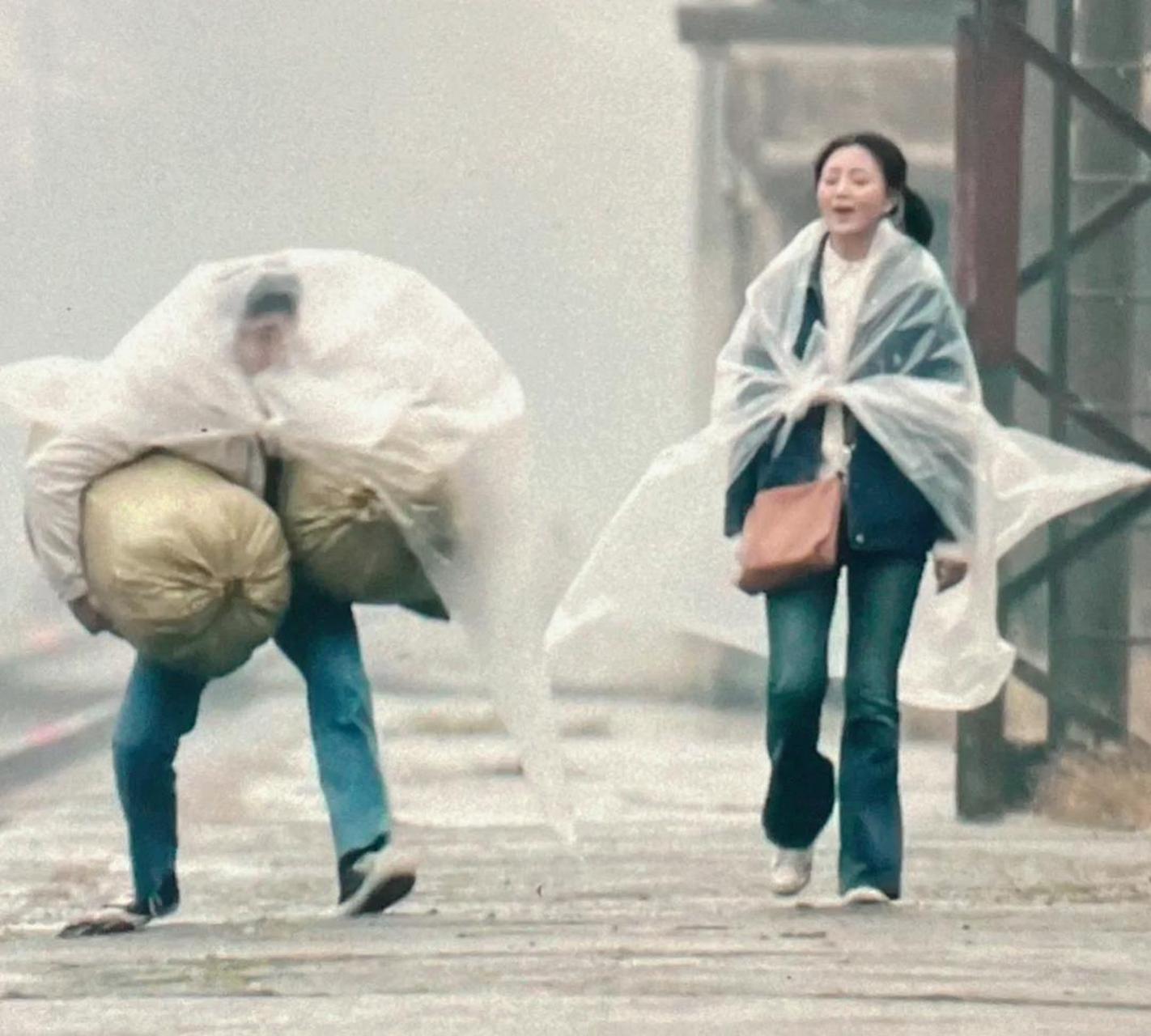 张泽一瘸一拐扛麻袋这段太好笑了