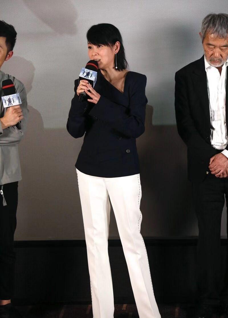 刘若英老了!西装穿着出水桶腰,踩着20cm高跟比例仍不佳